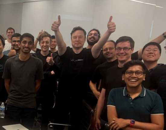 일론 머스크 테슬라 최고경영자(CEO)와 테슬라 인공지능(AI)팀. (사진=일론 머스크 X 갈무리)