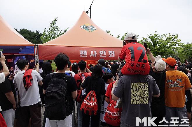 6월 21일 대구 FC와의 경기에 앞서 진행된 양민혁의 팬 사인회를 지켜보고 있는 팬들. 사진=이근승 기자