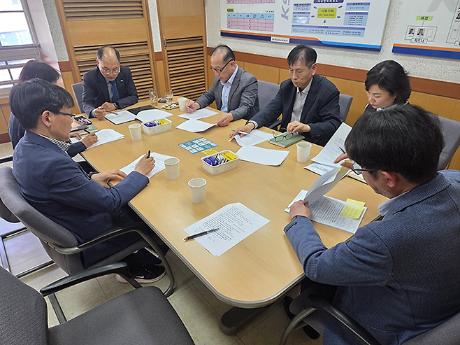 경륜경정 시흥지점에서 이성철 총괄본부장(왼쪽 세 번째)을 비롯한 관계자들이 청렴 소통을 하고 있다. 사진=서울올림픽기념국민체육진흥공단 경륜경정총괄본부