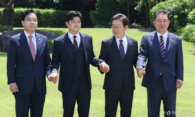 이재명 대통령이 22일 한남동 관저에서 여야 지도부와 오찬에 앞서 기념촬영하고 있다. 왼쪽부터 국민의힘 송언석 원내대표, 김용태 비상대책위원장, 이 대통령, 김병기 더불어민주당 당대표 직무대행 겸 원내대표. (대통령실통신사진기자단) 2025.06.22. /사진=뉴시스 /사진=최진석