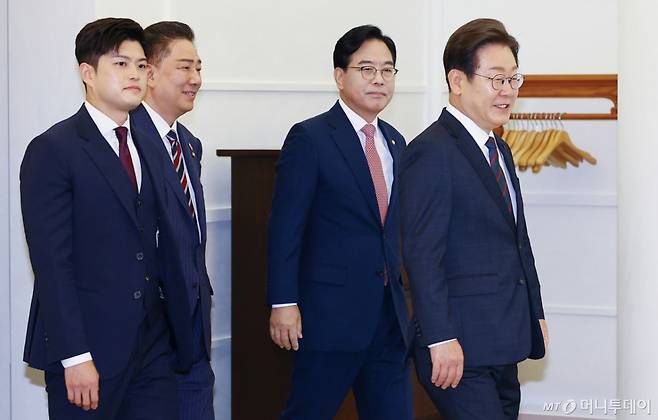 이재명 대통령이 22일 한남동 관저에서 열린 여야 지도부와 오찬에 입장하고 있다. 왼쪽부터 김용태 국민의힘 비상대책위원장, 김병기 더불어민주당 당대표 직무대행 겸 원내대표, 송언석 국민의힘 원내대표, 이 대통령. (대통령실통신사진기자단) 2025.06.22. /사진=뉴시스 /사진=최진석