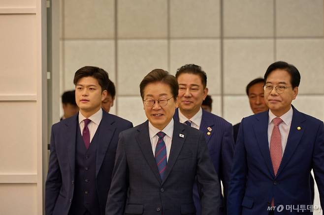 (서울=뉴스1) 허경 기자 = 이재명 대통령이 22일 서울 한남동 관저에서 열린 여야 지도부 오찬에서 입장하고 있다. 왼쪽부터 김용태 국민의힘 비상대책위원장, 이 대통령, 김병기 더불어민주당 당대표 직무대행 겸 원내대표, 송언석 원내대표. (대통령실 제공. 재판매 및 DB 금지) 2025.6.22/뉴스1  Copyright (C) 뉴스1. All rights reserved. 무단 전재 및 재배포,  AI학습 이용 금지. /사진=(서울=뉴스1) 허경 기자