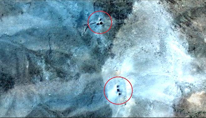 22일(현지시간) 미국이 공습한 다음날 이란 포르도 핵시설을 맥사(MAXAR)가 위성촬영한 사진. GBU-57 벙커버스터 폭탄이 떨어져 만들어진 것으로 추정되는 구멍 6개가 보인다. /로이터=뉴스1