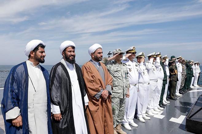 (오만 만 AFP=뉴스1) 우동명 기자 = 12일(현지시간) 이란과 중국, 러시아 해군 함정들이 오만 만에서 합동 군사 훈련을 이란 관리들과 해군 장병이 참관을 하고 있다. 2025.03.13 /AFPBBNews=뉴스1