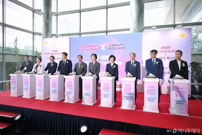 오영주 중소벤처기업부 장관이 5월 28일 서울 강남구 코엑스에서 열린 '2025 코스모뷰티서울 X k-뷰티페스타'에서 참석자들과 개막 세리머니를 하고 있다. /사진=뉴스1(중기부 제공) /사진=(서울=뉴스1)