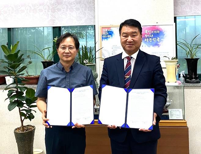 황보규 군산대 선박실습운영센터장(왼쪽)과 김형진 인천해양과학고 교장이 업무협약 후 기념촬영하고 있다./사진제공=군산대