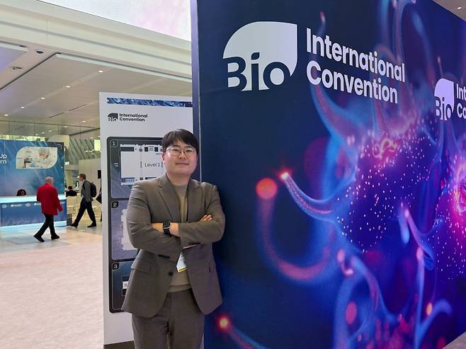 프레드 킴 아리바이오 미국지사장이 지난 17일(현지시간) 미국 보스턴에서 열린 '바이오 인터내셔널 커벤션 2025'(바이오 USA)에서 머니투데이와 인터뷰를 진행한 뒤 기념사진을 촬영하고 있다. /사진=김선아 기자
