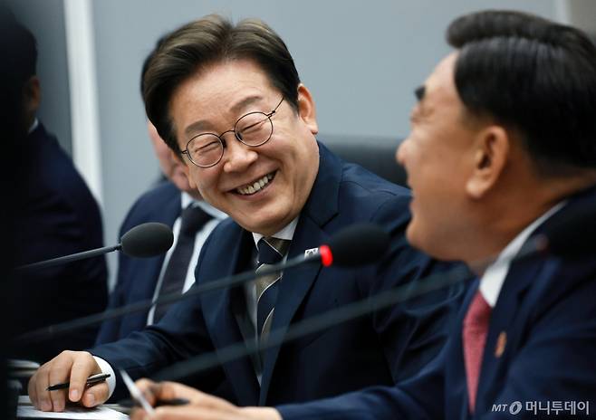 [울산=뉴시스] 고범준 기자 = 이재명 대통령이 20일 울산전시컨벤션센터에서 열린 AI글로벌 협력 기업 간담회에서 김두겸 울산시장의 발언에 웃음을 보이고 있다. 2025.06.20. bjko@newsis.com /사진=고범준