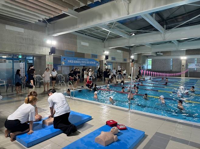 부천국민체육센터가 지난 18~19일 어린이수영 학부모 참관수업을 진행했다./사진제공=부천도시공사