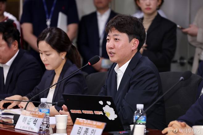 [서울=뉴시스] 김명년 기자 = 이준석 개혁신당 의원이 23일 오후 서울 여의도 국회 의원회관에서 열린 대선 평가 세미나에서 기념사를 하고 있다. 2025.06.23. kmn@newsis.com /사진=김명년