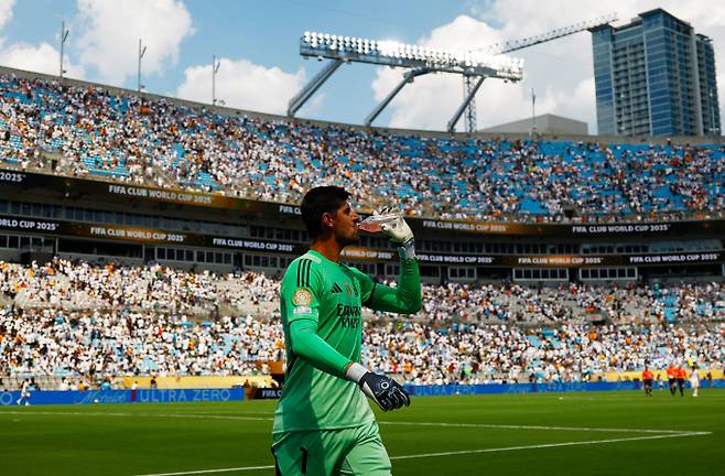 10명이 싸운 레알 마드리드가 파추카를 꺾고 클럽월드컵 첫 승리를 거뒀다. 사진은 23일(한국시각) 미국 노스캐롤라이나주 샬럿 뱅크 오브 아메리카 스타디움에서 열린 파추카(멕시코)와의 2025 국제축구연맹(FIFA) 클럽월드컵 H조 조별리그에 출전해 맹활약한 티보 쿠르투와의 모습. /사진=로이터