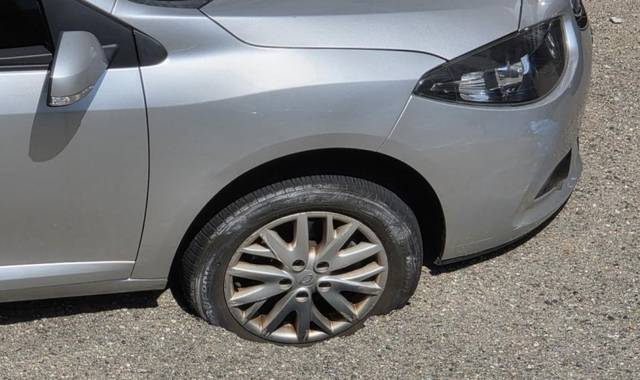 싱크홀에 바퀴가 빠진 모습. 연합뉴스(독자 제공)