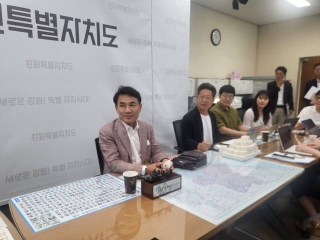 김진태 강원지사가 23일 도청 기자간담회에서  민생회복 소비쿠폰 사업의 전액 국비지원을 요청하고 있다.