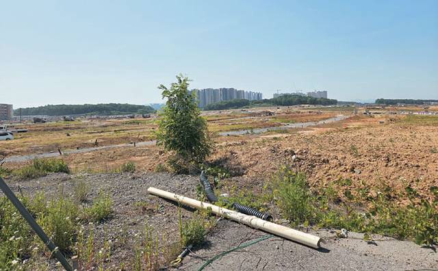지난 5일 찾은 경기 평택시 화양지구 공사 현장은 기반시설 공사가 5개월 가까이 중단되면서 포장되지 않은 도로 양옆으로 자재와 함께 흙더미가 쌓여 있다.  이소현 기자