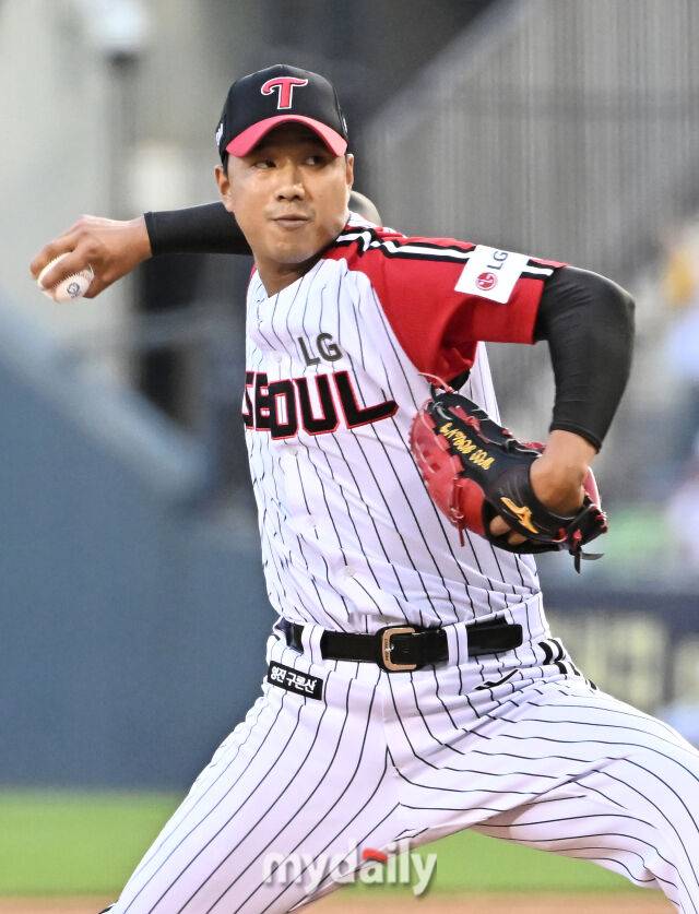 22일 오후 서울 잠실야구장에서 진행된 '2025 프로야구 KBO리그' LG트윈스와 두산베어스의 경기. LG 정우영이 역투하고 있다./잠실 = 송일섭 기자