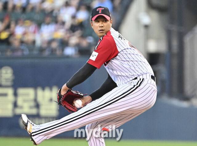 22일 오후 서울 잠실야구장에서 진행된 '2025 프로야구 KBO리그' LG트윈스와 두산베어스의 경기. LG 정우영이 역투하고 있다./잠실 = 송일섭 기자