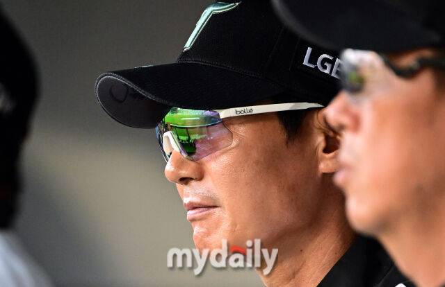 2025년 6월 19일 오후 서울 잠실구장에서 '2025 신한 SOL뱅크 KBO 리그' NC 다이노스와 LG 트윈스의 경기. LG 염경엽 감독이 경기를 지켜보고 있다./마이데일리