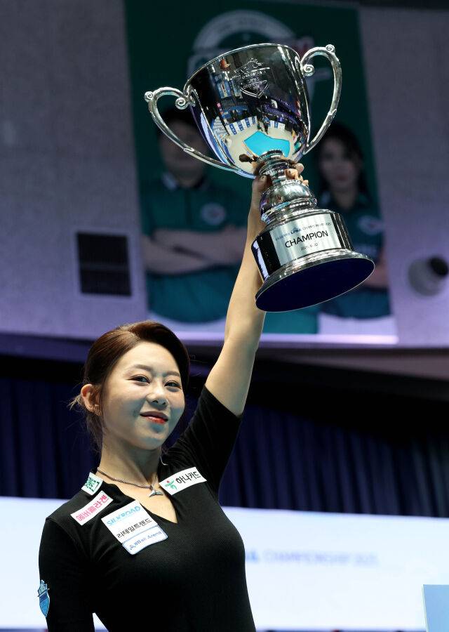 김가영이 우승 트로피를 들어올리고 기념 사진을 찍고 있다./PBA