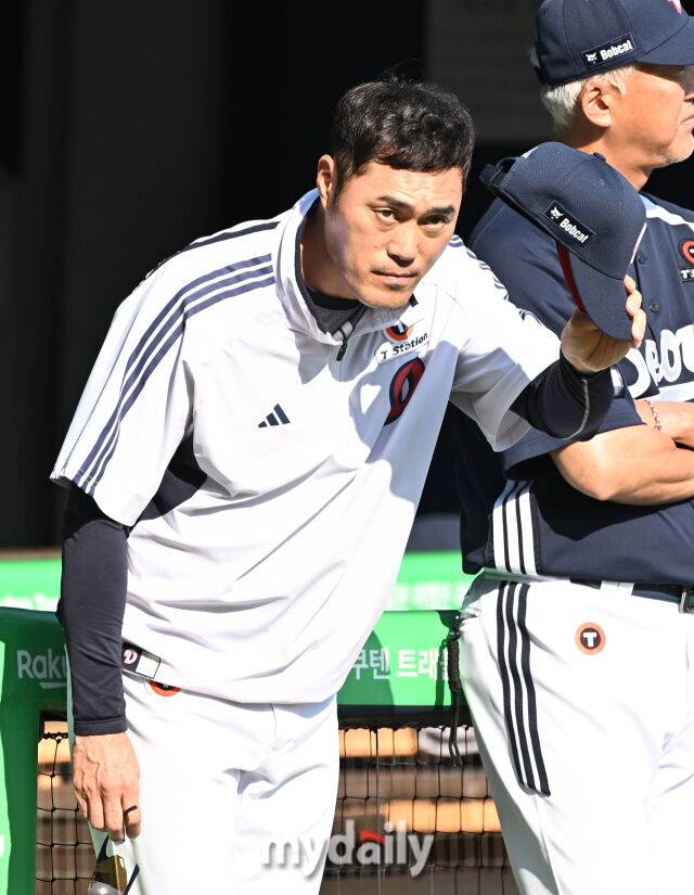 22일 오후 서울 잠실야구장에서 진행된 '2025 프로야구 KBO리그' LG트윈스와 두산베어스의 경기. 두산 조성환 감독대행이 인사를 하고 있다./잠실 = 송일섭 기자