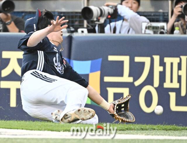 22일 오후 서울 잠실야구장에서 진행된 '2025 프로야구 KBO리그' LG트윈스와 두산베어스의 경기. 두산 김민혁이 6회말 파울 타구를 향해 몸을 날리고 있다./잠실 = 송일섭 기자