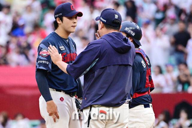 6회말 고명준에게 2루타를 허용한 뒤 교체되는 롯데 선발 이민석.