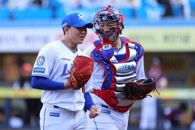 배찬승(좌)이 KBO리그 데뷔전을 치렀다. 포수 강민호(우)가 배찬승의 활약에 기뻐하는 모습./삼성 라이온즈