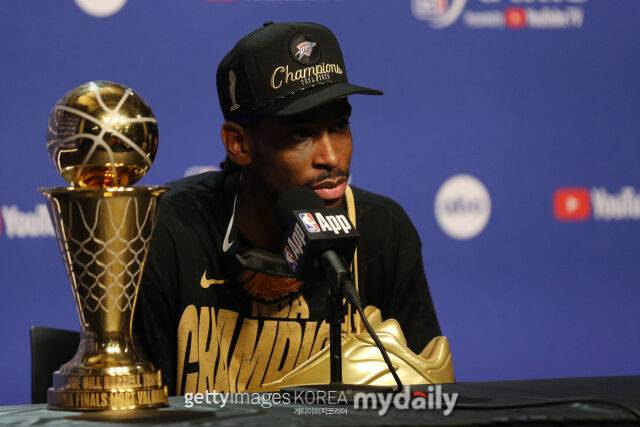 2024-2025 NBA 파이널 우승을 확정한 후 인터뷰 하는 SGA. /게티이미지코리아