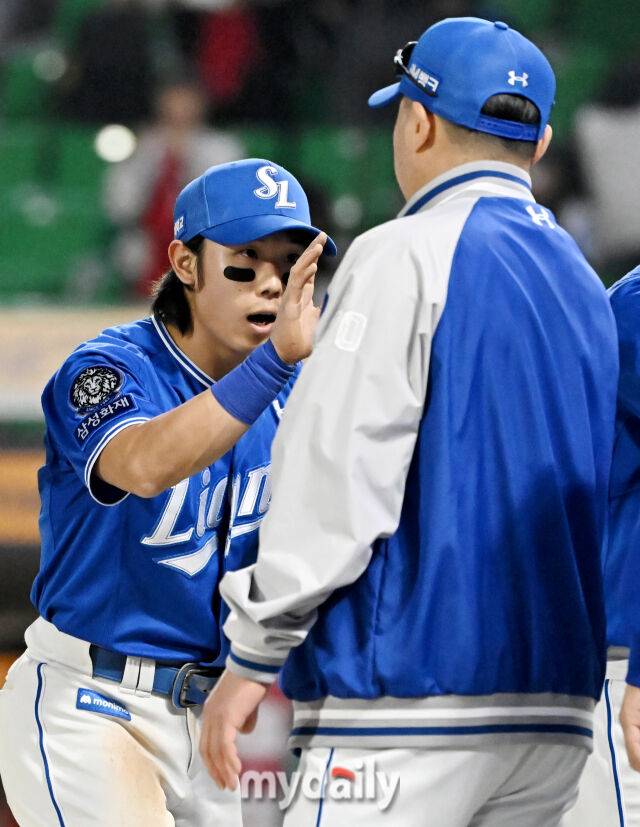 29일 오후 인천광역시 문학동 SSG랜더스필드에서 진행된 '2025 프로야구 KBO리그' SSG랜더스와 삼성라이온즈의 경기. 삼성 김성윤이 3-1로 승리한 뒤 환호하고 있다./마이데일리