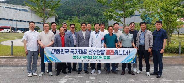 국가대표선수촌을 견학한 청주시체육회 관계자들과 김택수 선수촌장(앞 줄 오른쪽에서 다섯 번째). /대한체육회 제공