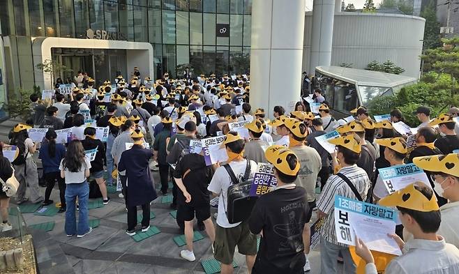 넥슨 자회사 네오플 노조원들이 지난 18일 서울 강남구 사옥 앞에서 파업을 예고한 집회를 가졌다. [사진, 연합뉴스]