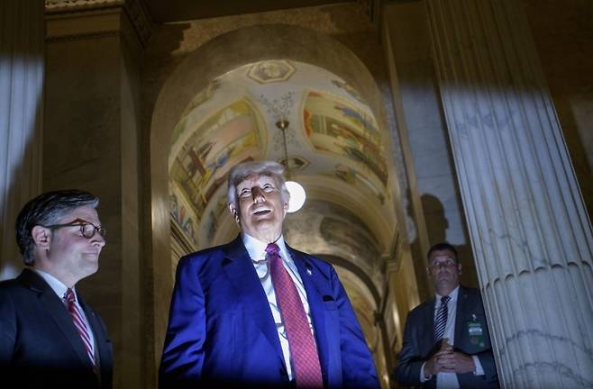 도널드 트럼프 미국 대통령(오른쪽)이 마이크 존슨(왼쪽) 하원의장과 함께 지난달 20일(현지시간) 워싱턴에서 열린 하원 공화당 회의를 마치고 국회의사당을 떠나면서 기자들과 대화를 나누고 있다. [AP]