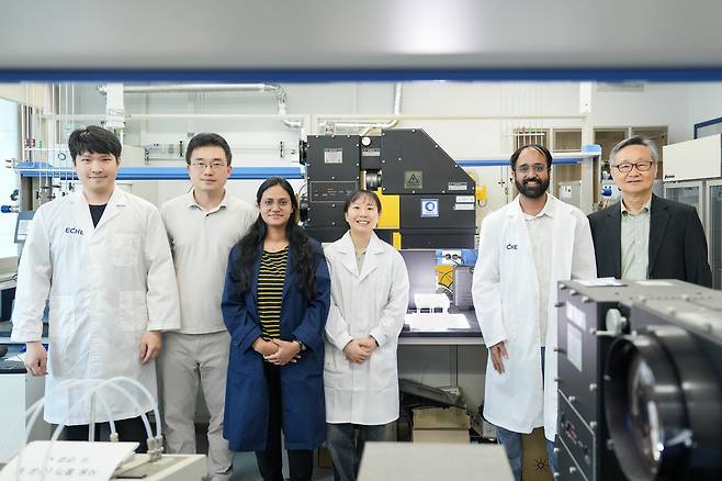 이번 연구를 수행한 UNIST 연구진. 이재성(오른쪽부터)  교수, 다르메시 한소라 박사, 노은서 연구원, 라시미 메로트라 박사, 장지욱 교수, 변우진 박사.[UNIST 제공]