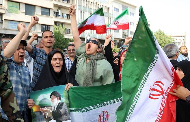 이란 테헤란 시민들이 이란 국기를 들고 반미 집회를 하고 있다. [EPA]