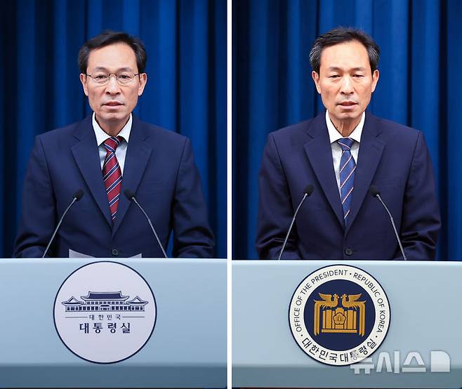 [서울=뉴시스] 최진석 기자 = 우상호 정무수석이 22일 서울 용산 대통령실에서 브리핑을 하고 있는 연단에 과거 청와대에서 사용하던 업무표장이 붙어있다. 오른쪽은 지난 19일 우상호 정무수석 브리핑 당시 지난 정권에서 사용했던 표장이 붙어 있는 모습. 대통령실은 지난 13일 보도자료를 통해 청와대 복귀 추진에 따라, 이재명 정부는 용산 대통령실 청사를 형상화한 현재의 대통령실 업무표장 사용을 지양하고, 과거 청와대에서 사용하던 업무표장을 다시 사용하기로 했다. 2025.06.22. myjs@newsis.com