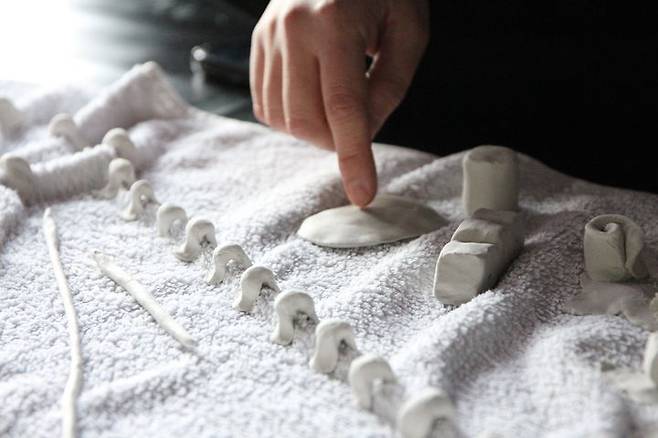 섬마을_2025_워크숍 및 결과물 설치_지점토, 수건, 담요, 베갯잇 등 (참여자들이 가져온 각종 지도 판) *재판매 및 DB 금지