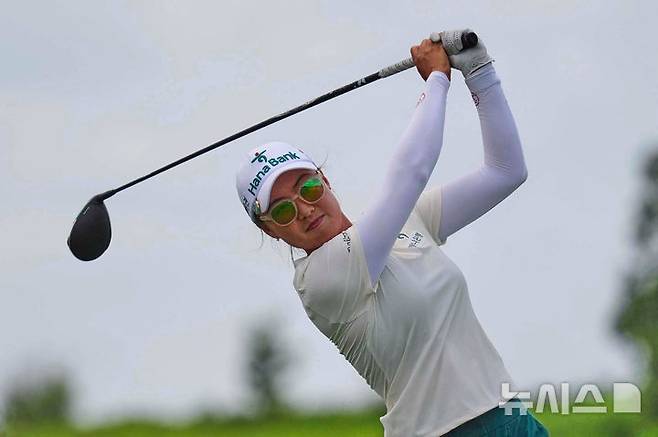 [프리스코=AP/뉴시스] 이민지(호주)가 21일(현지 시간) 미 텍사스주 프리스코 필즈랜치 이스트 코스에서 열린 미국여자프로골프(LPGA) 투어 KPMG 위민스 PGA 챔피언십 3라운드 6번 홀에서 티샷하고 있다. 이민지는 중간 합계 6언더파 210타로 지노 티띠꾼(태국)을 4타 차로 앞서며 선두에 올랐다. 2025.06.21.