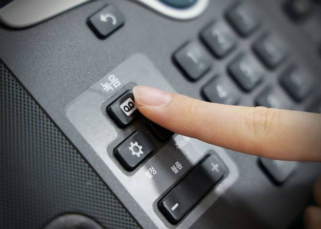 [태안=뉴시스] 태안군청 직원이 지난 19일 사무실에서 행정전화를 사용하고 있다. (사진=태안군 제공) 2025.06.23. photo@newsis.com  *재판매 및 DB 금지