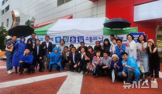 [전주=뉴시스] 더불어민주당 이성윤 의원이 전북 전주에서 '이심전심(李心全心) 경청투어'를 가진 가운데 참석자 등이 함께 기념촬영을 하고 있다. (사진= 이성윤 의원실 제공) *재판매 및 DB 금지