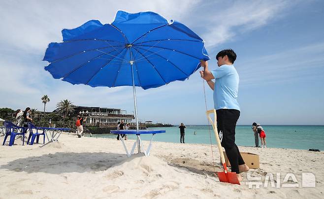[제주=뉴시스] 우장호 기자 = 제주도 내 해수욕장 조기 개장을 하루 앞둔 23일 오전 제주시 조천읍 함덕해수욕장에서 피서객을 위한 파라솔 설치 작업이 한창이다. 2025.06.23. woo1223@newsis.com