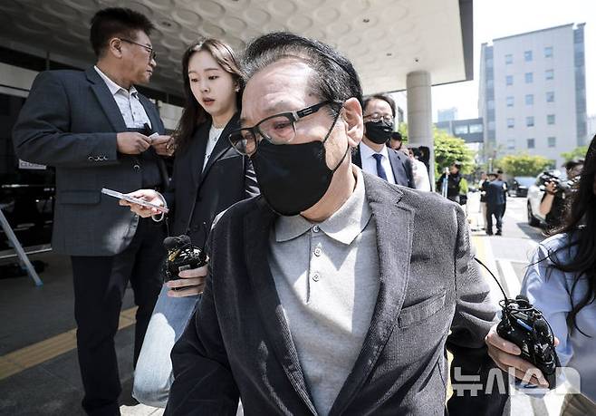 [서울=뉴시스] 정병혁 기자 = 2018년 전국동시지방선거 당시 공천을 대가로 불법 정치자금을 수수한 혐의와 함께 윤석열 전 대통령 부부와의 친분을 과시하며 각종 이권에 개입한 의혹을 받는 무속인 '건진법사' 전성배 씨가 12일 서울 양천구 서울남부지방법원에서 열린 두번째 공판을 마친 뒤 법원을 나서고 있다. 2025.05.12. jhope@newsis.com