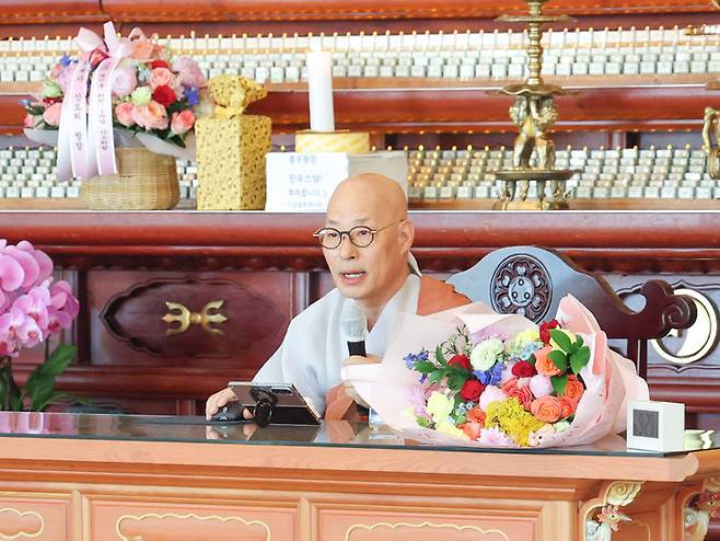 [서울=뉴시스] 대한불교조계종 총무원장 진우스님이 23일 서울 종로구 조계사 대웅전에서 열린 취임 1000일 '세상의 평안을 위한 1천일 기도 회향' 법회에서 108배를 하고 있다. (사진=대한불교조계종 제공) 2025.6.2 *재판매 및 DB 금지