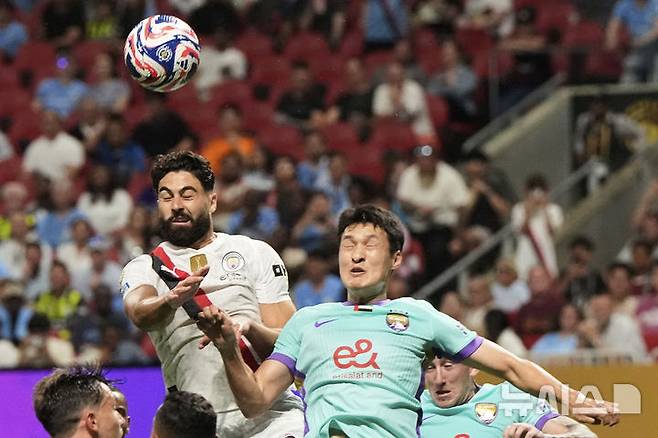[애틀랜타=AP/뉴시스] 알아인(아랍에미리트)의 박용우(오른쪽)가 22일(현지 시간) 미 조지아주 애틀랜타의 메르세데스-벤츠 스타디움에서 열린 2025 국제축구연맹(FIFA) 클럽 월드컵 조별리그 G조 2차전 맨체스터 시티(영국)와 경기 중 공을 다투고 있다. 알아인이 0-3으로 뒤진 채 전반을 마쳤다. 2025.06.23.