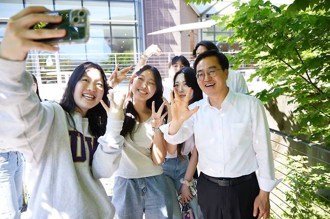 [수원=뉴시스] 김동연 경기도지사가 미국 워싱턴주 현지시각 5월10일 시애틀에 있는 한 카페테리아에서 열린 워싱턴대 한인 학생회와의 간담회를 마치고 기념촬영을 하고 있다. (사진=경기도 제공) *재판매 및 DB 금지