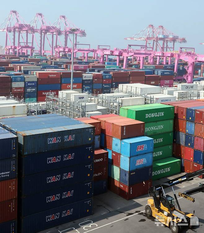 [인천=뉴시스] 전진환 기자 = 23일 관세청에 따르면 이달 1일부터 20일까지 수출 387억 달러, 수입 361억 달러로 전년 동기 대비 수출 8.3%(29억7000만 달러), 수입 5.3%(18억10000만억 달러)가 각각  증가했다. 무역수지는 26억 달러 흑자를, 연간 누계는 213억 달러 흑자를 기록 중이다. 이 날 인천 연수구 인천신항 컨테이너 터미널에 컨테이너가 쌓여 있다. 2025.06.23.  amin2@newsis.com