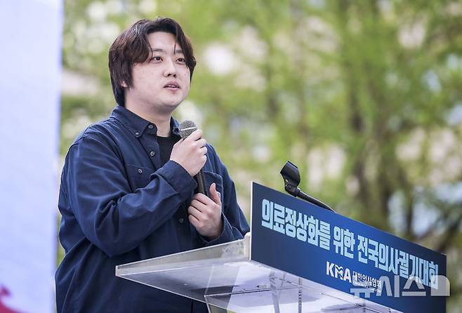 [서울=뉴시스] 정병혁 기자 = 박단 대한전공의협의회 비상대책위원장이 지난 4월20일 서울 중구 세종대로에서 열린 의료정상화를 위한 전국의사궐기대회에서 연대사를 하고 있다. 2025.04.20. jhope@newsis.com