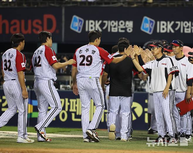 [서울=뉴시스] 배훈식 기자 = 22일 오후 서울 송파구 잠실야구장에서 열린 2025 신한 쏠뱅크 KBO리그 LG 트윈스와 두산 베어스의 경기, 13-5 승리를 거둔 LG 염경엽 감독이 선수들과 하이파이브를 하고 있다. 2025.06.22. dahora83@newsis.com
