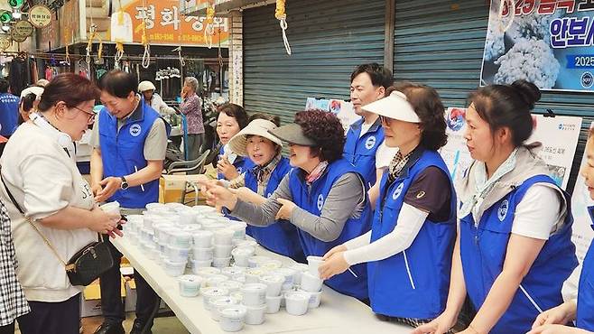 [함양=뉴시스] 한국자유총연맹함양군지회 6·25 전쟁음식 체험전 (사진=함양군 제공) 2025.06.23. photo@newsis.com *재판매 및 DB 금지