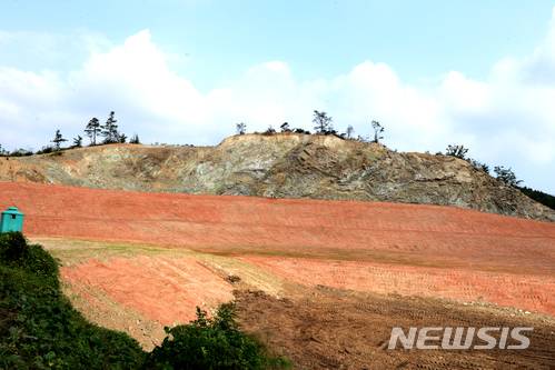 소각장 건설을 위해 공장부지를 조성하면서 허가면적보다 많은 산지를 훼손한 것으로 드러나 공사가 중단된 채 방치된 현장. 2018.06.26 (사진=뉴시스DB) photo@newsis.com