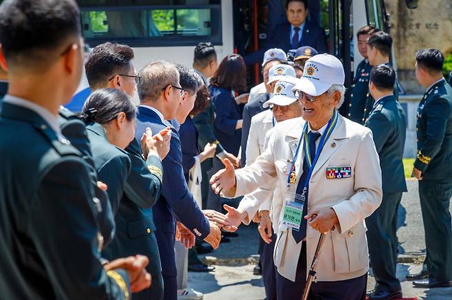 [부산=뉴시스] 육군 제53보병사단은 호국보훈의달을 맞아 23일 6·25 참전영웅 초청행사를 개최했다고 밝혔다. (사진=53사단 제공) 2025.06.23. photo@newsis.com *재판매 및 DB 금지