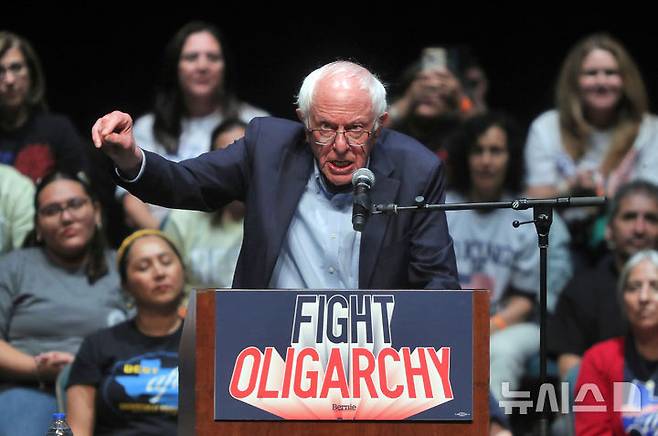 [매캘런=AP/뉴시스] 미국 진보 정치의 상징인 버니 샌더스 상원의원(버몬트)이 20일 텍사스주 매캘런 맥캘런공연예술센터에서 '과두정치와의 싸움' 투어 연설을 하고 있다. 2025.06.23.